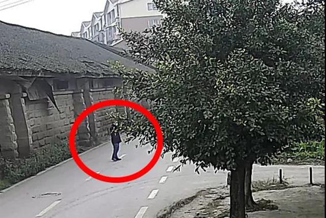 “妻管严”没钱花，泸州男子抢夺黄金耳环，怀疑是假货转手扔掉……(图5)
