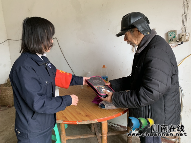 内江经开区靖民镇凉风社区：为残疾人发辅助器暖人心(图1)