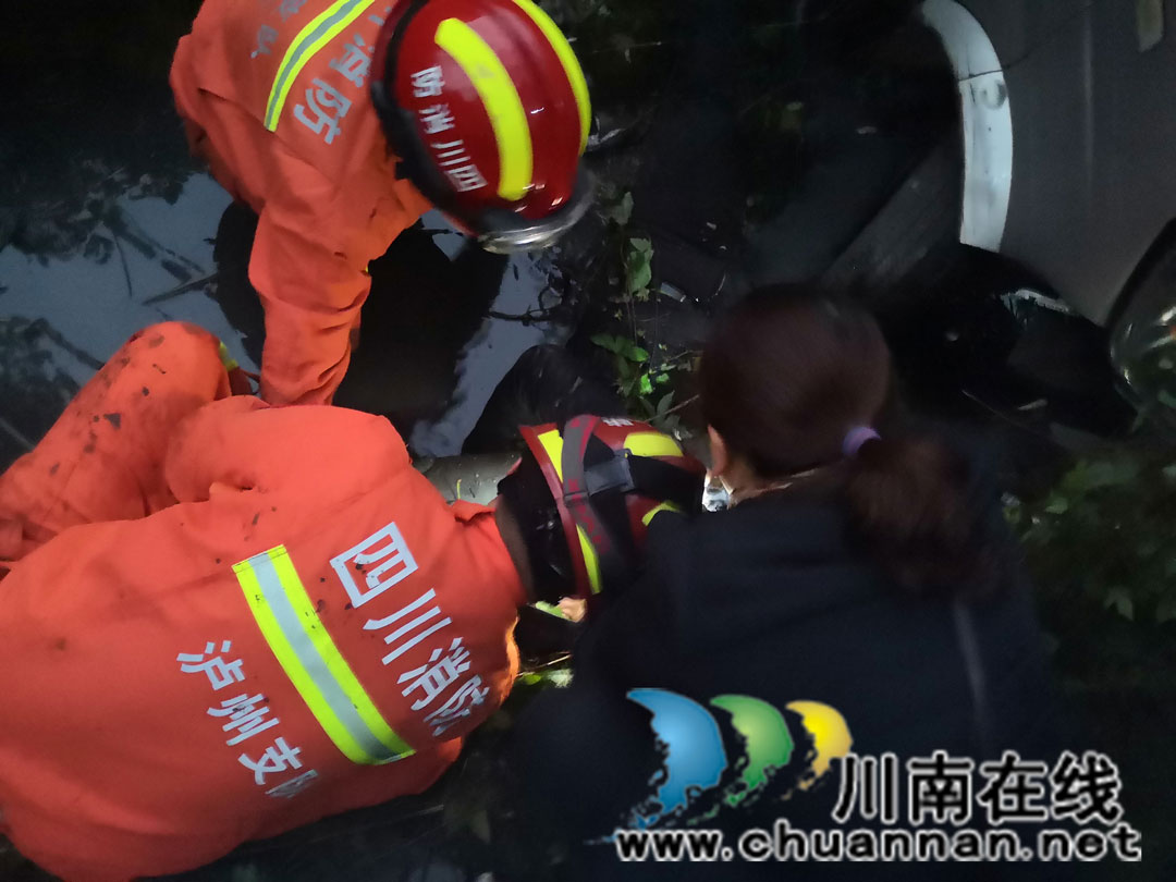 鱼塘镇今晨突发车祸 泸州消防5分钟抵达现场救援