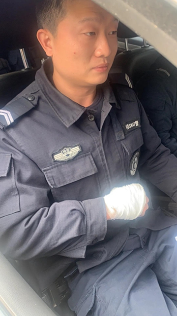 执法记录仪曝光！宜宾一货车冲进河中，特警跳水徒手破窗救人(图8)