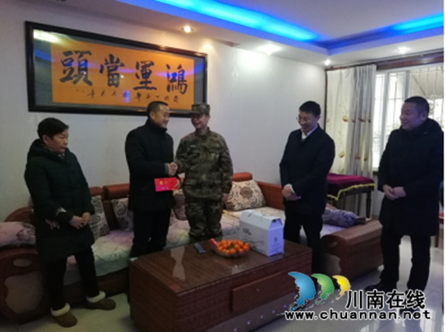 泸州军分区政委闫川平到龙马潭区红星街道龙桥子社区开展新春慰问活动(图1) 泸州军分区政委闫川平到龙马潭区红星街道龙桥子社区开展新春慰问活动(图1)