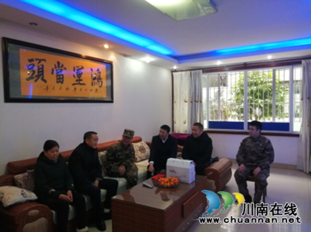 泸州军分区政委闫川平到龙马潭区红星街道龙桥子社区开展新春慰问活动(图3) 泸州军分区政委闫川平到龙马潭区红星街道龙桥子社区开展新春慰问活动(图3)