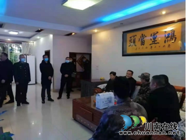 泸州军分区政委闫川平到龙马潭区红星街道龙桥子社区开展新春慰问活动(图2) 泸州军分区政委闫川平到龙马潭区红星街道龙桥子社区开展新春慰问活动(图2)