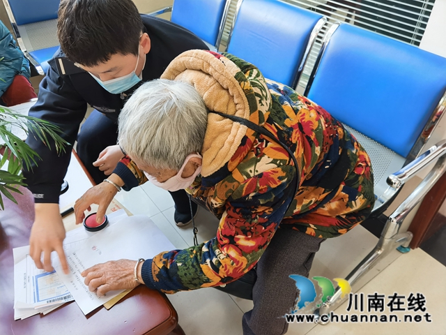 古蔺县法院:“司法大拜年”之赡养费到手,七旬老人安心过好年(图3) 古蔺县法院:“司法大拜年”之赡养费到手,七旬老人安心过好年(图3)
