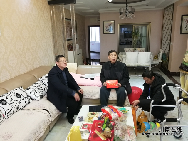 龙马潭区政协党组书记刘鹏飞带队慰问生病党员(图1) 龙马潭区政协党组书记刘鹏飞带队慰问生病党员(图1)