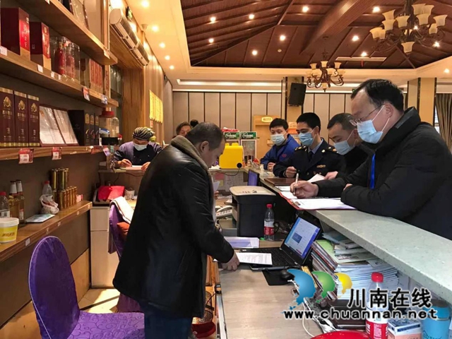 保证“舌尖上的安全”!合江县开展餐饮行业疫情防控检查(图2) 保证“舌尖上的安全”!合江县开展餐饮行业疫情防控检查(图2)