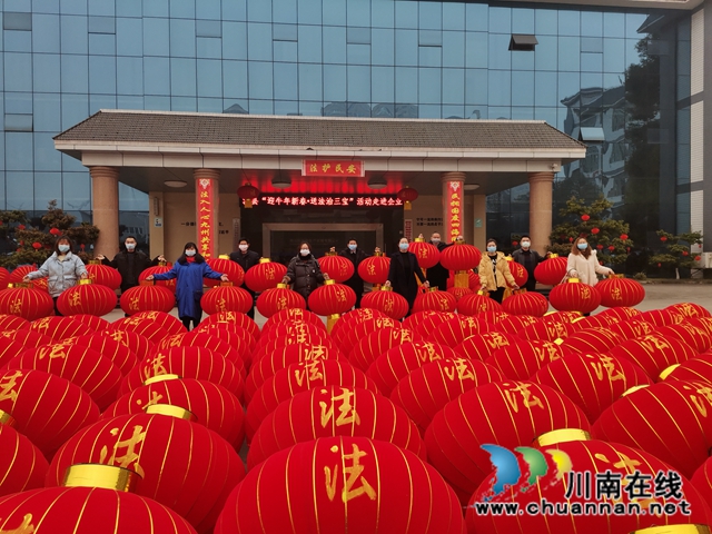 泸县“迎牛年新春·送法治三宝”活动走进企业、乡村(图1)