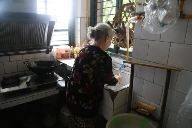 泸州七旬奶奶捐资助学40多年，她的衣服都缝缝补补……(图5)