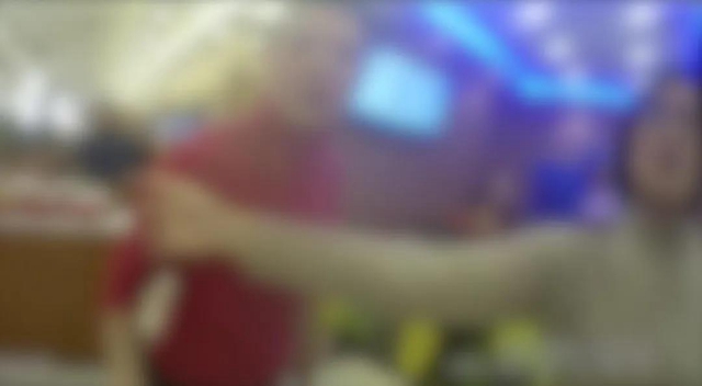 泸州:小孩玩闹引发冲突,双方亲友当众互撕,有人将手伸向警察……(图2) 泸州:小孩玩闹引发冲突,双方亲友当众互撕,有人将手伸向警察……(图2)