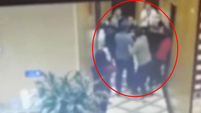 泸州:小孩玩闹引发冲突,双方亲友当众互撕,有人将手伸向警察……(图3) 泸州:小孩玩闹引发冲突,双方亲友当众互撕,有人将手伸向警察……(图3)