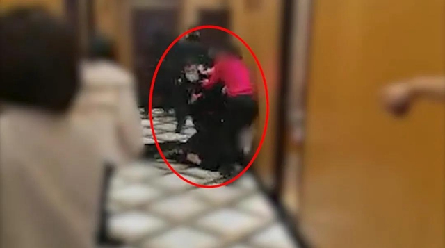 泸州:小孩玩闹引发冲突,双方亲友当众互撕,有人将手伸向警察……(图4) 泸州:小孩玩闹引发冲突,双方亲友当众互撕,有人将手伸向警察……(图4)