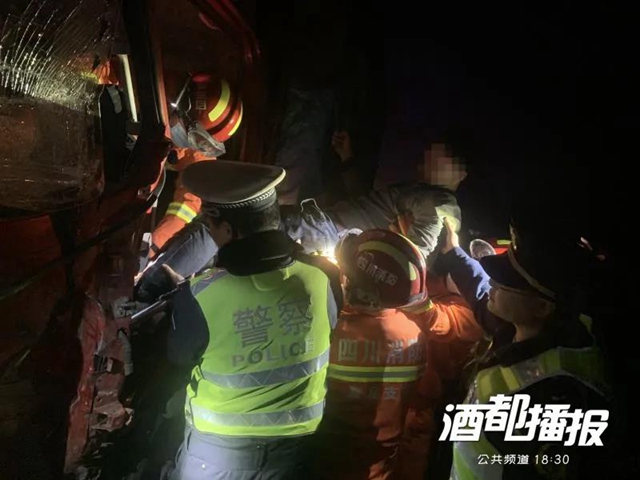 千万警惕!宜叙高速一男子边开车边看电视!结果……(图2) 千万警惕!宜叙高速一男子边开车边看电视!结果……(图2)