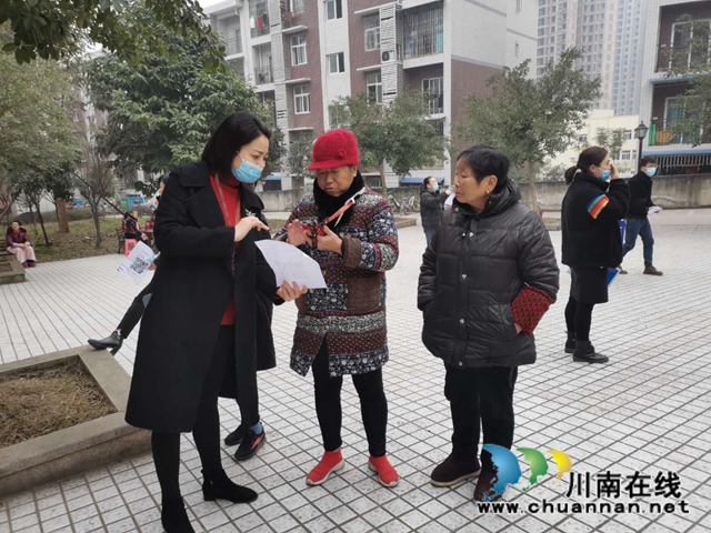“党员带头,‘码’上行动” 纳溪区法院助力推广四川天府健康通(图4) “党员带头,‘码’上行动” 纳溪区法院助力推广四川天府健康通(图4)