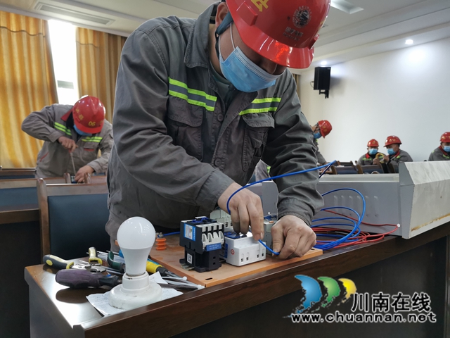 泸县综合行政执法局开展市政工人电工技能大赛(图1)