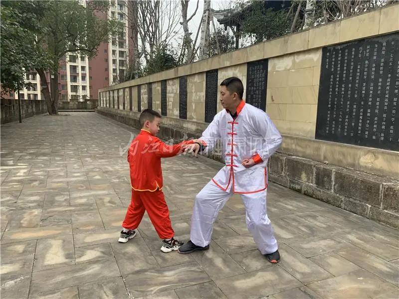 上阵父子兵！内江市威远父子俩为这项非遗项目强强联手(图6)