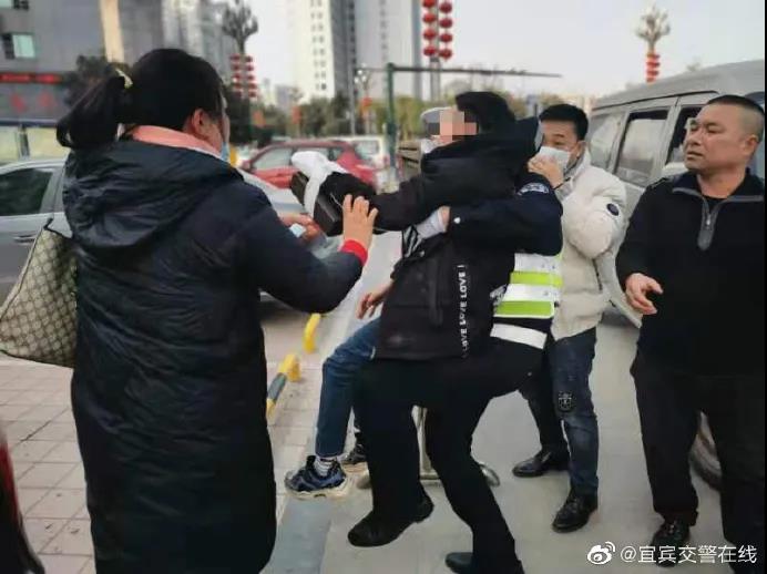千万警惕!宜宾已有一小孩手指被炸断,春节这件事一定要重视(图2) 千万警惕!宜宾已有一小孩手指被炸断,春节这件事一定要重视(图2)
