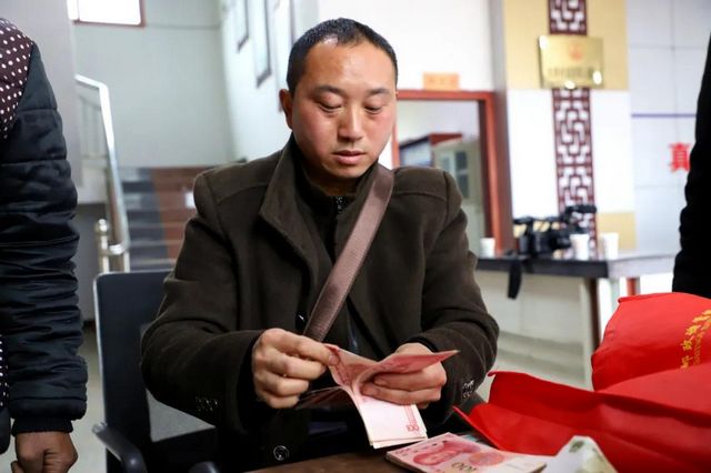 现场发放20多万现金！宜宾这些村民都领到了！