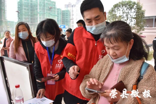 自贡荣县100名突击队青年党员春节“疫线”写“红歌”(图7)