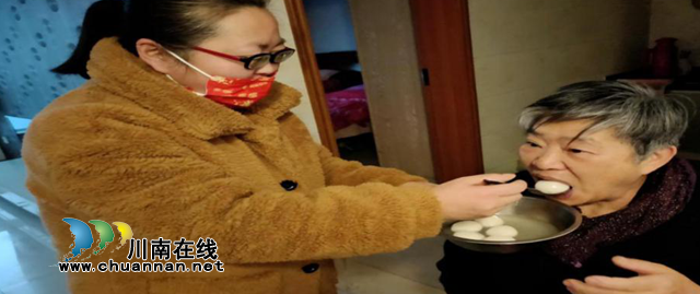 江阳区东门口社区党员志愿者陪伴“空巢老人“过年