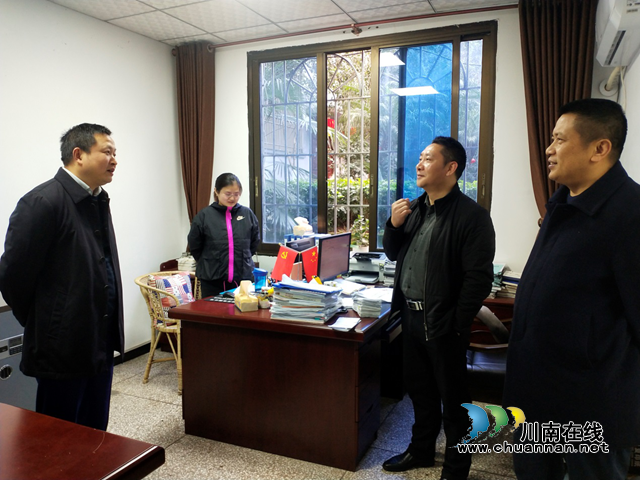 节后上班第一天，郑盛文到合江县总工会检查指导工作
