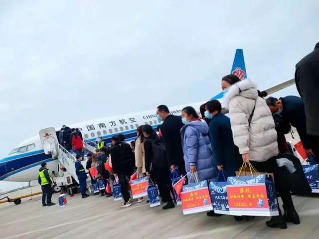 四川节后首架包机起飞！宜宾100名农民工“点对点”返岗(图3)