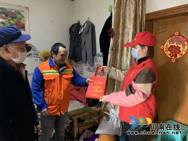 龙马潭区小市街道慰问未返乡农民工
