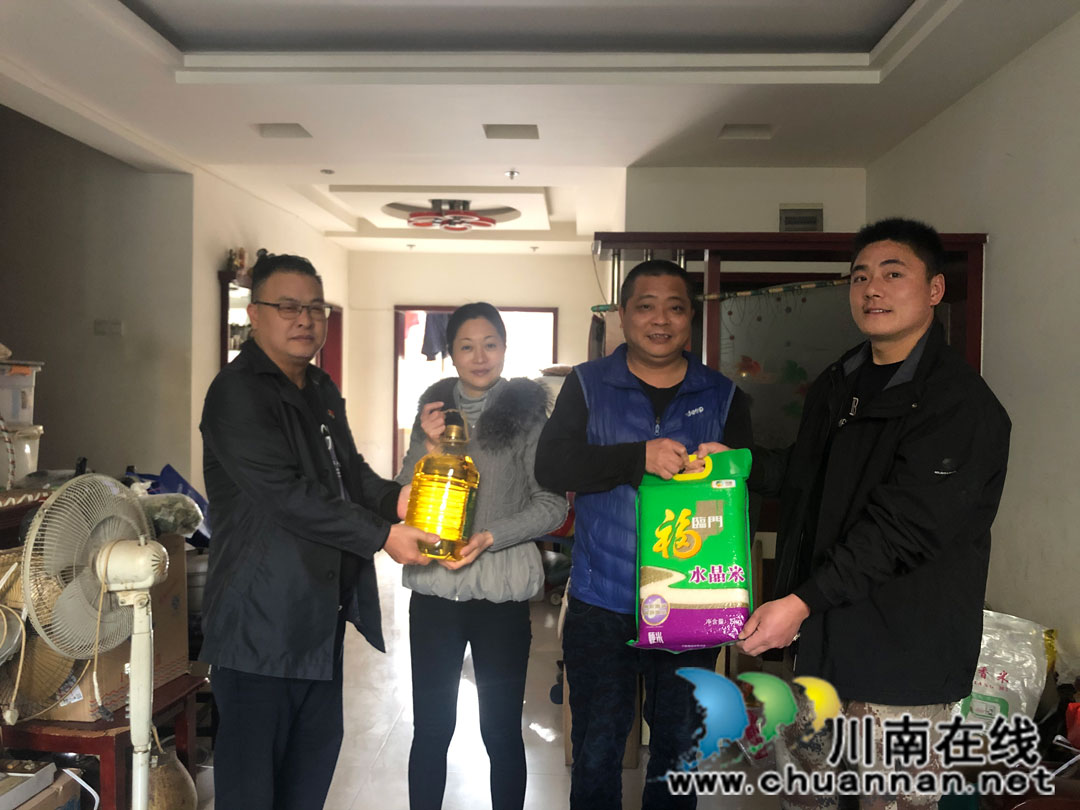 泸州市龙马潭区罗汉街道慰问戍边女战士父母