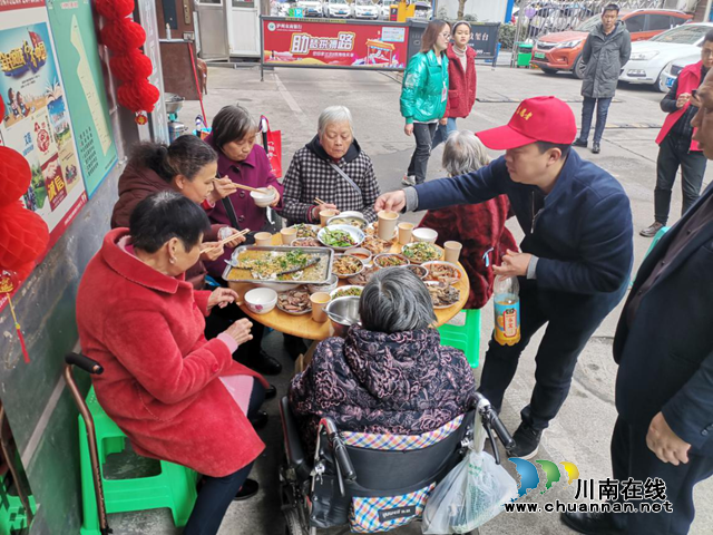 元宵佳节送温暖！江阳区东门口社区党员志愿者陪伴“空巢老人”过大年