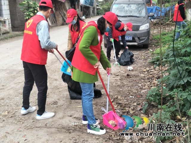 龙马潭区红星街道春晖社区：“双报到”党员志愿服务活动