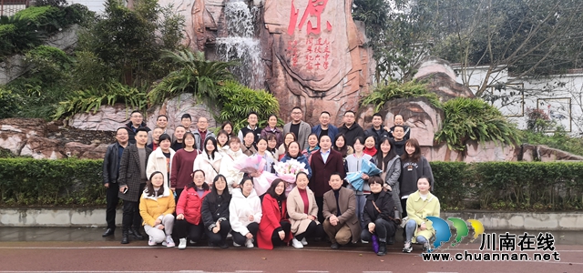 合江九支中学举行退休教师欢送仪式(图2) 合江九支中学举行退休教师欢送仪式(图2)