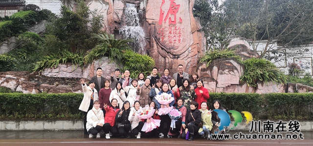 合江九支中学举行退休教师欢送仪式(图3) 合江九支中学举行退休教师欢送仪式(图3)