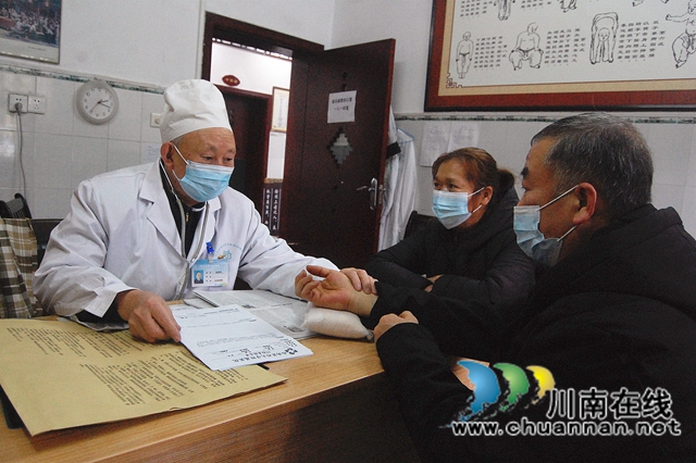 40年从未缺席 泸州81岁老中医新春坚守坐诊
