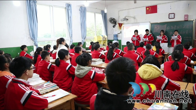 合江大桥中学：开学第一课，唱响爱国情
