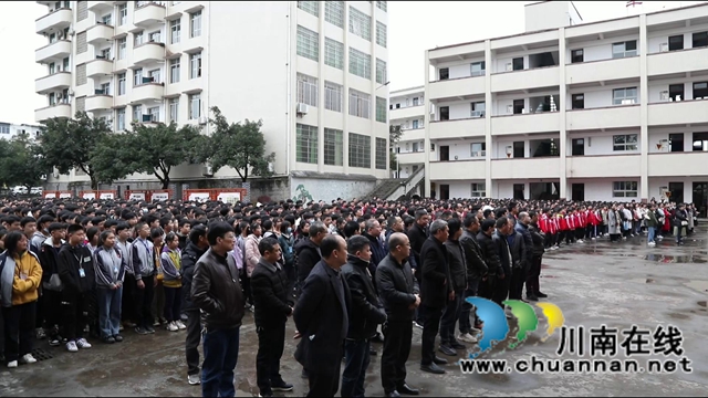 合江大桥中学：开学第一课，唱响爱国情(图4)