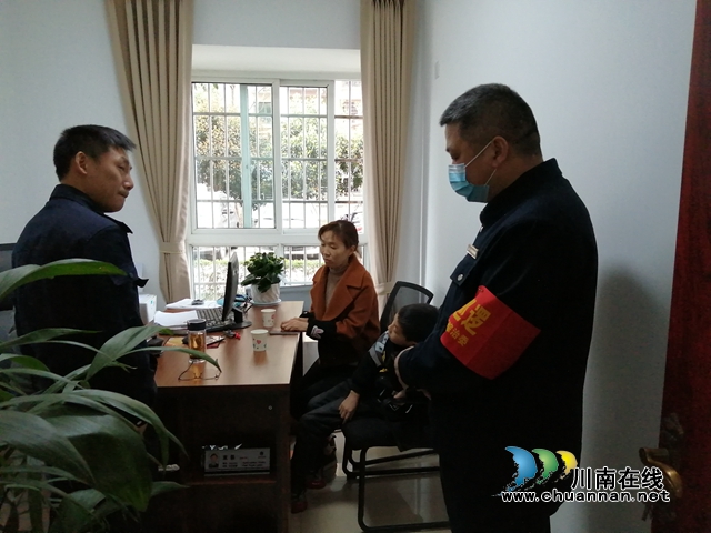 内江经开区靖民派出所辅警助单亲儿童入学
