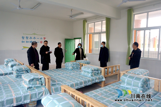 叙永县教育和体育局到龙凤中心校视察学校开学工作