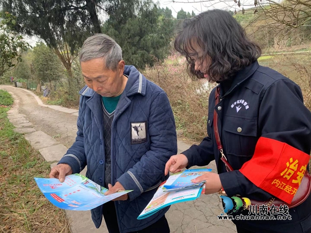 内江经开区靖民镇凉风社区：网格员入户宣传“12340”，助力平安建设
