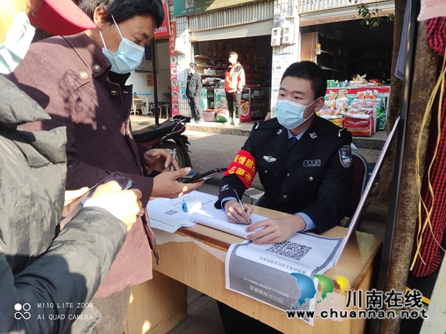走上各地志愿岗 川警院的大学生志愿者践行雷锋精神! (图2) 走上各地志愿岗 川警院的大学生志愿者践行雷锋精神! (图2)