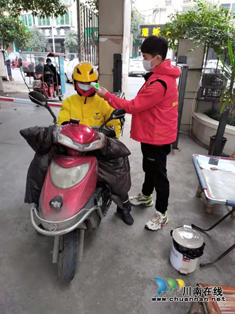 走上各地志愿岗 川警院的大学生志愿者践行雷锋精神! (图5) 走上各地志愿岗 川警院的大学生志愿者践行雷锋精神! (图5)