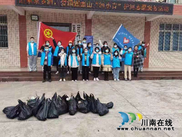 走上各地志愿岗 川警院的大学生志愿者践行雷锋精神! (图1) 走上各地志愿岗 川警院的大学生志愿者践行雷锋精神! (图1)