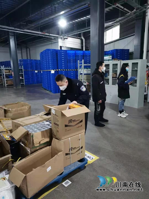 走上各地志愿岗 川警院的大学生志愿者践行雷锋精神! (图14) 走上各地志愿岗 川警院的大学生志愿者践行雷锋精神! (图14)