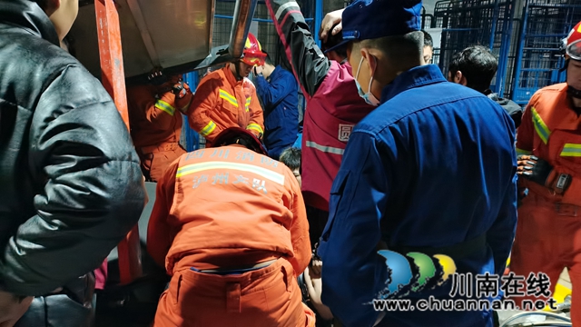 叙永一男子腿被传输带卡住，消防破拆救人(图2)