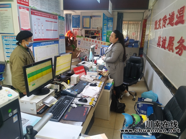 龙马潭区小市街道：温暖人心，及时帮助流浪老人