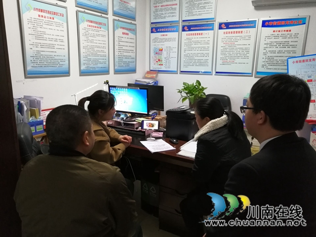 龙马潭区小市街道回龙湾社区组织观看“三八”节女职工风采展示系列活动