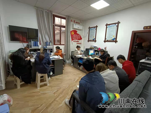 江阳区北城街道城垣社区：入户收集群众“心声”，老旧小区改造提供“点餐”服务(图2)