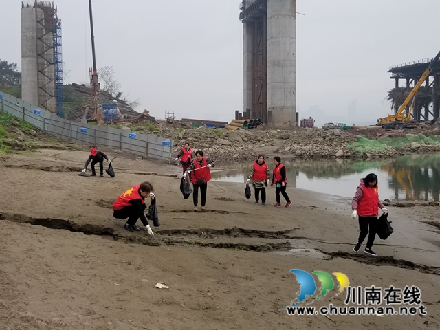 龙马潭区罗汉街道罗汉场社区开展志愿者清理河道垃圾活动(图2)