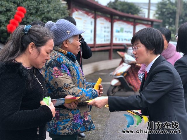 纳溪区法院：普法关怀，为“留守妇女”撑起一片法治的天空(图2)