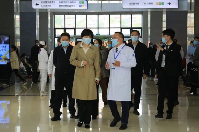 省卫健委党组书记敬静高度评价泸州市人医城市核酸检测基地建设工作(图1)