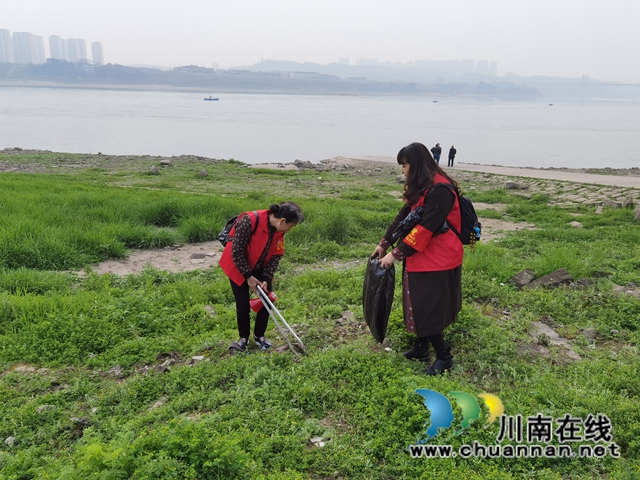 龙马潭区小市街道开展河岸清理志愿活动