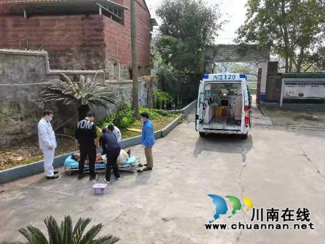 内江经开区靖民镇青冈警务室：听闻老人摔倒，“格格”辅警申援手(图2)